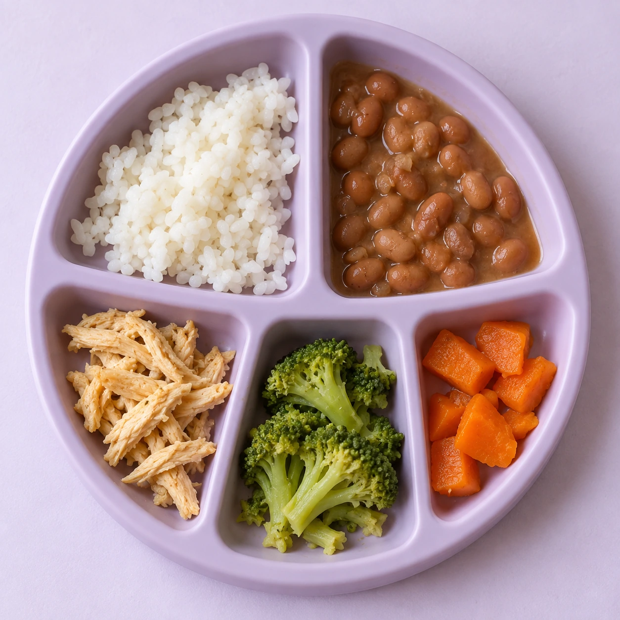 Pratinho infantil com arroz, feijão, frango, brócolis e cenoura